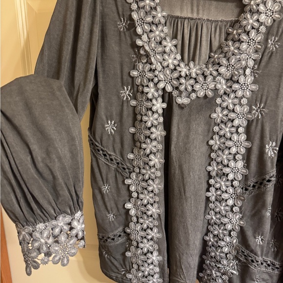 POL Charcoal Gray Oversized Floral Embroidered Top. Small. - Picture 3 of 5